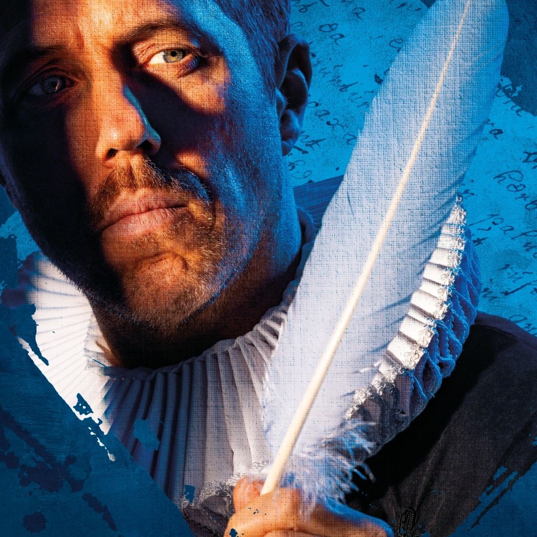 In Hugo de Groot, de Musical houdt hij een witte veer vast tegen blauwe achtergrond.