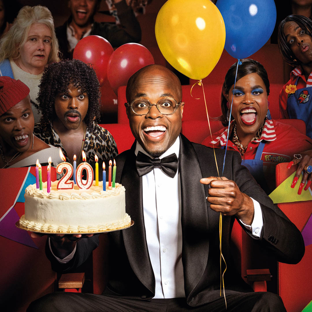 Jandino straalt in De Grote Jubileumshow met jubileumtaart en uitbundige sfeer.