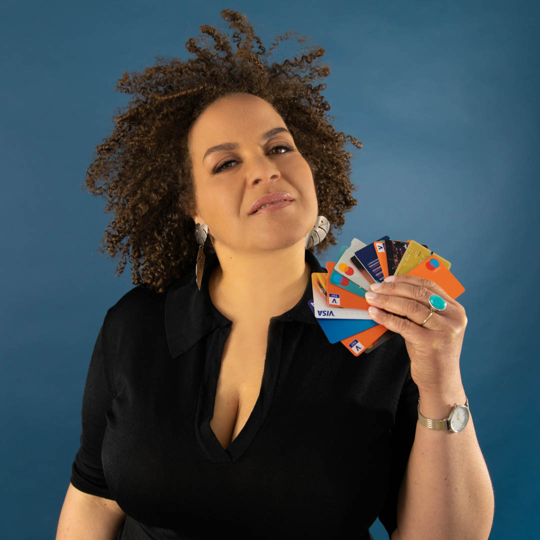 Jeannine la Rose houdt waaier van pinpassen vast tegen blauwe achtergrond.