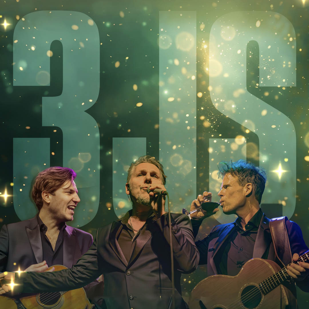 Drie muzikanten met gitaar bij glitters in kerstconcert JS Acoustic Christmas.