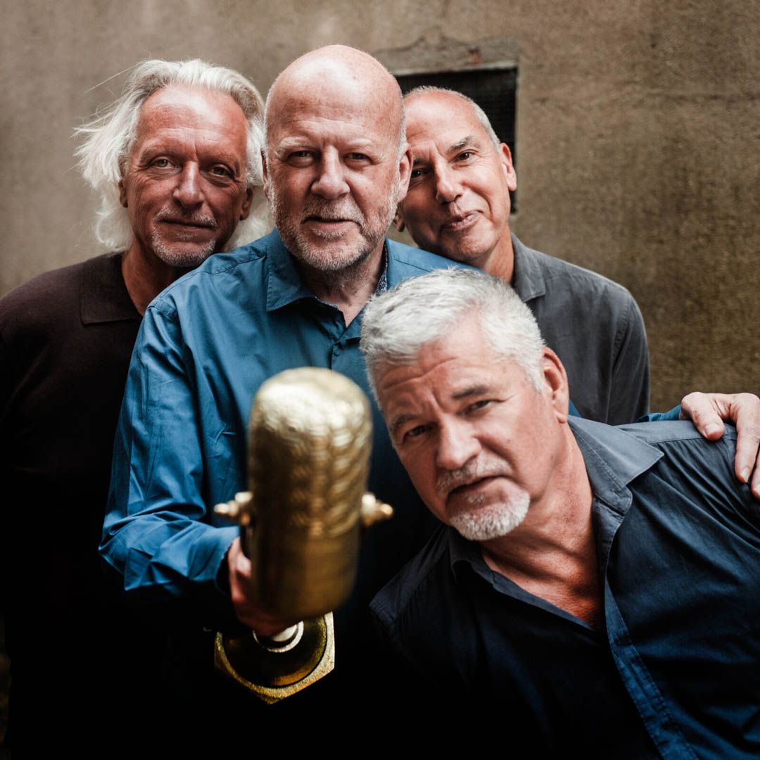Vier mannen poseren rond een gouden microfoon in cabaret Kaaskop en Van Vleuten Breekbare mensen.