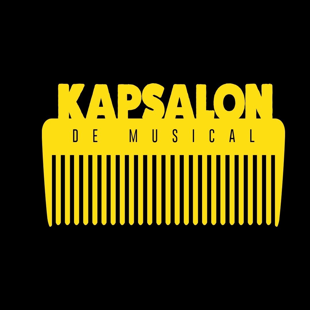 Gele kam met titel Kapsalon de musical op zwarte achtergrond.