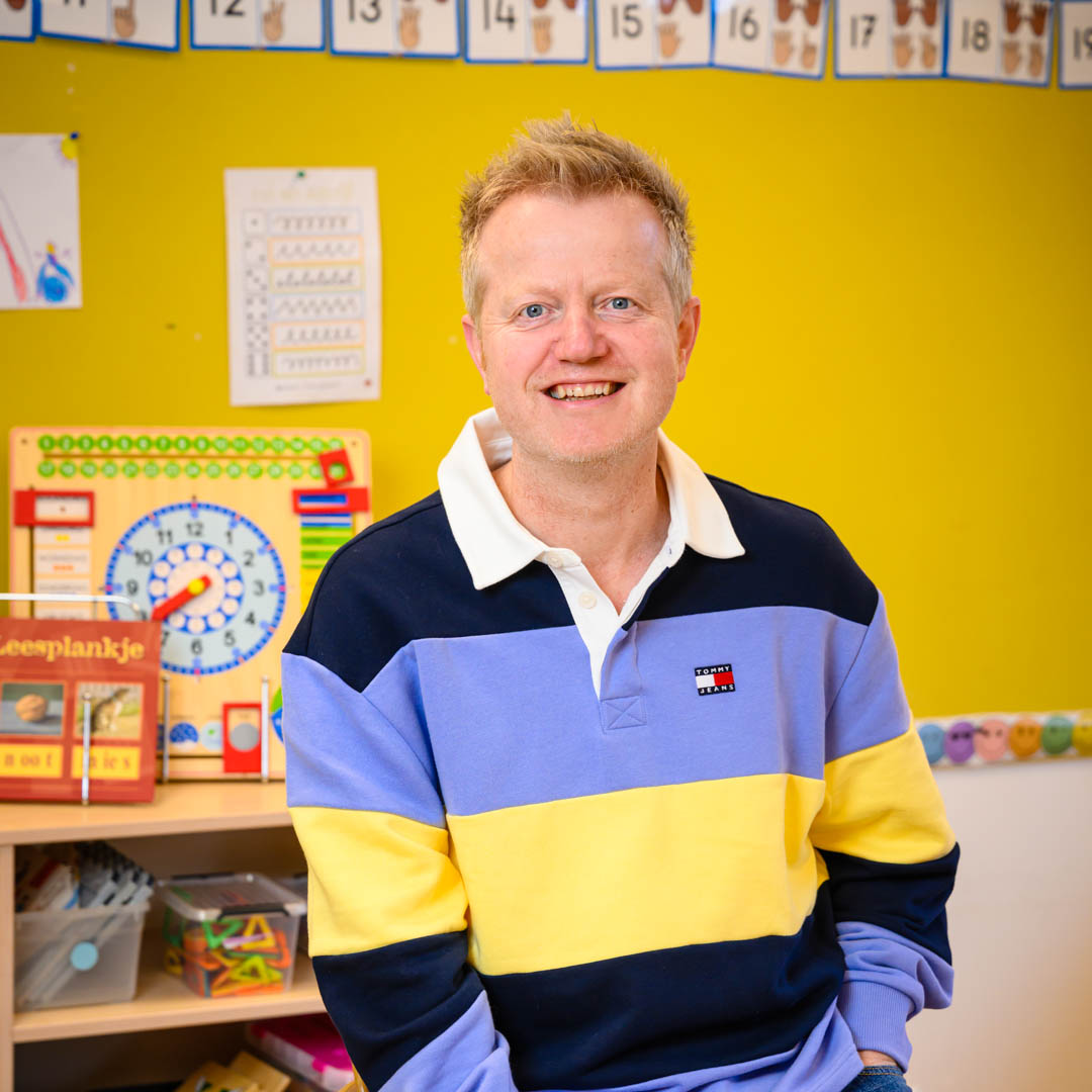 Meester Mark in gestreept shirt in een schoollokaal in familievoorstelling Later word ik 7.