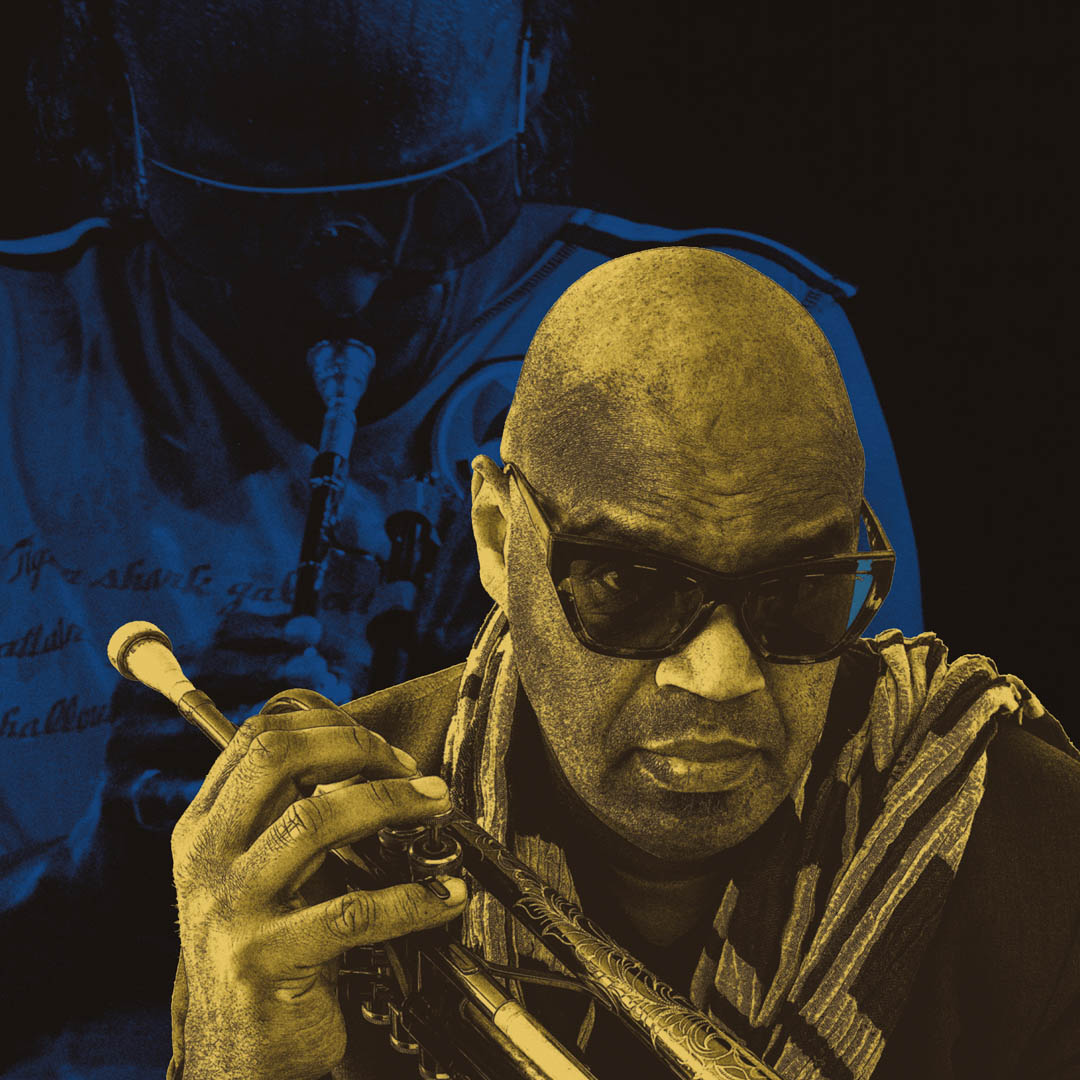 Michael Varekamp blaast op trompet in blauw licht in Celebrating 100 years of Miles Davis.