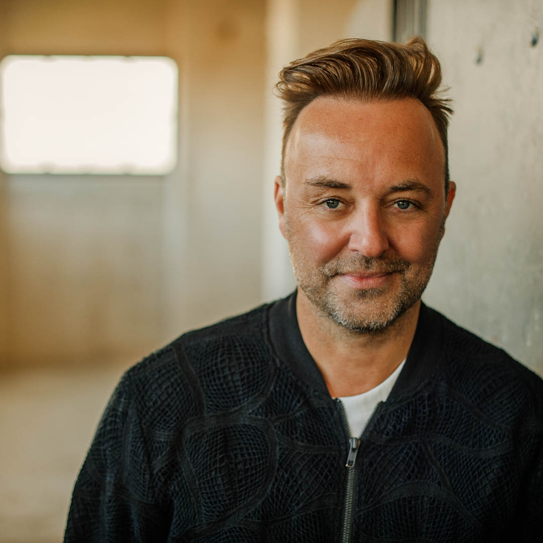 In Because of you staat Niels Geusebroek ontspannen in lichte ruimte.