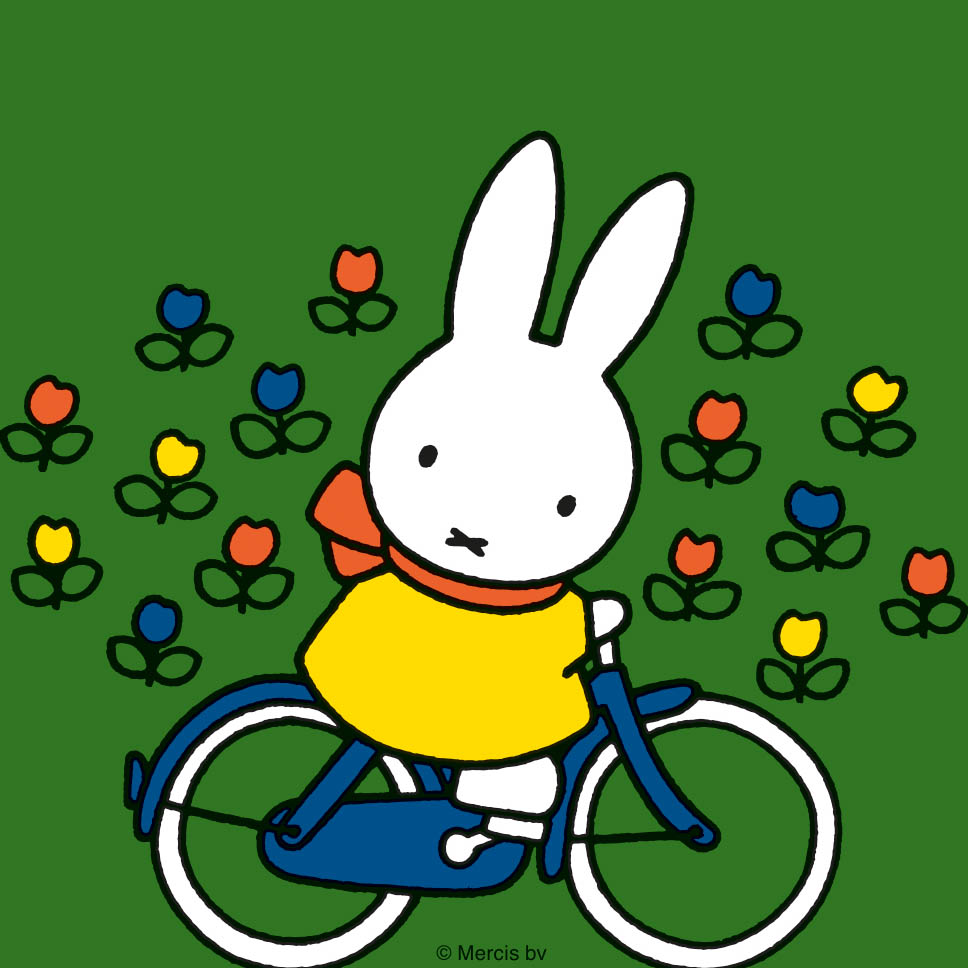 Illustratie van Nijntje op fiets tussen bloemen in familievoorstelling Nijntje.