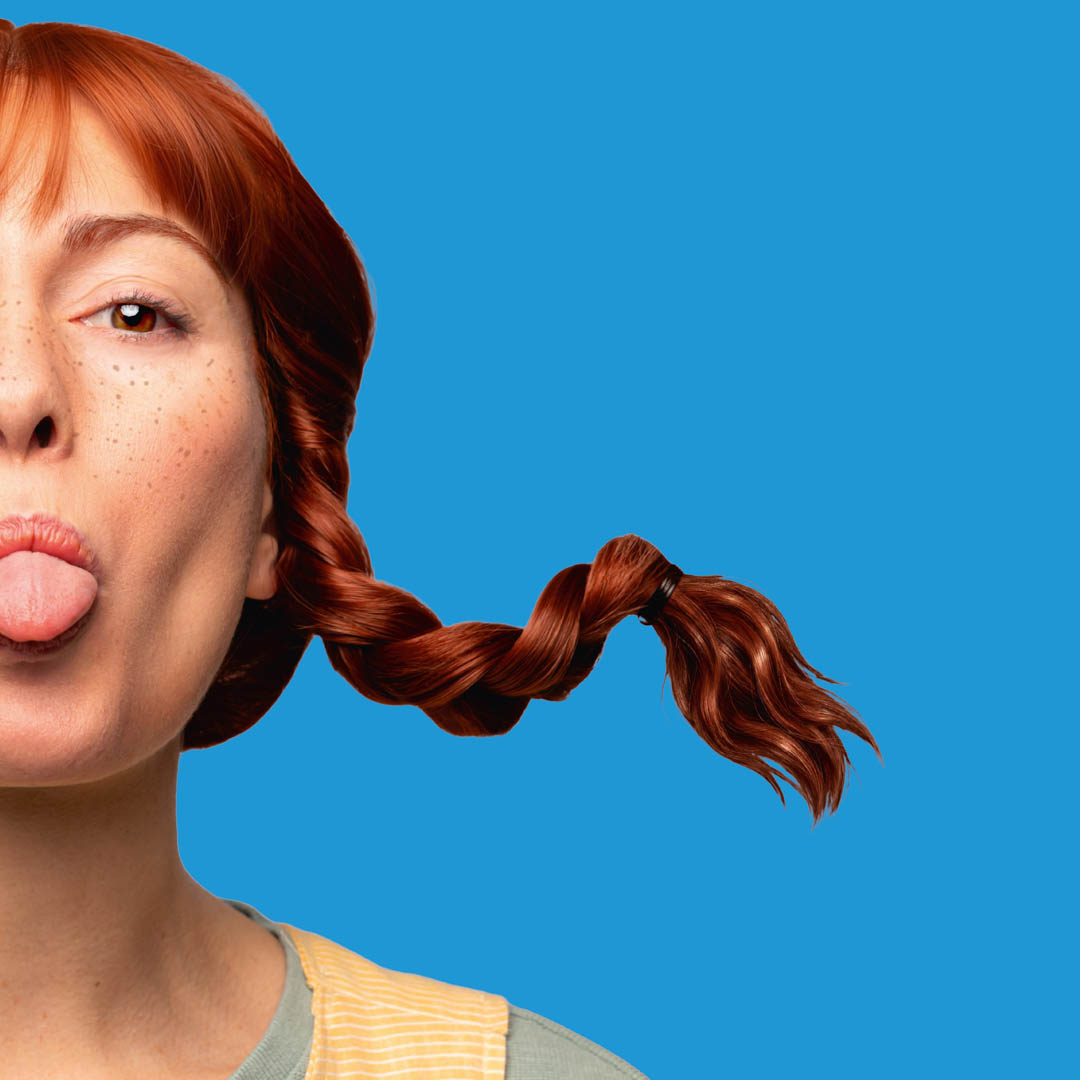 Pippi Langkous met rode vlechten op blauwe achtergrond, promotiebeeld van Pippi en de Piraten