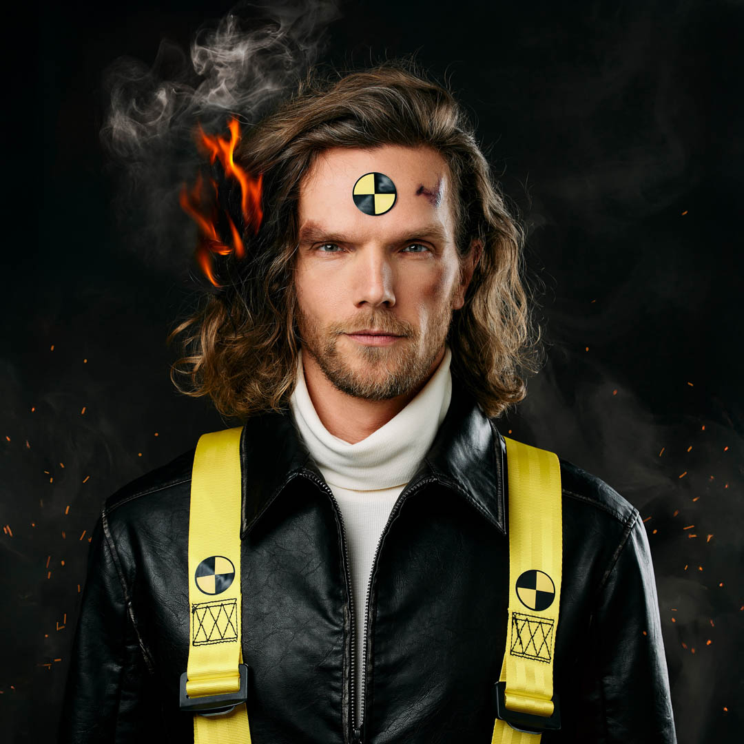 Ruud Smulders met brandend horloge op zijn voorhoofd in cabaretvoorstelling Rüdsichtslos.