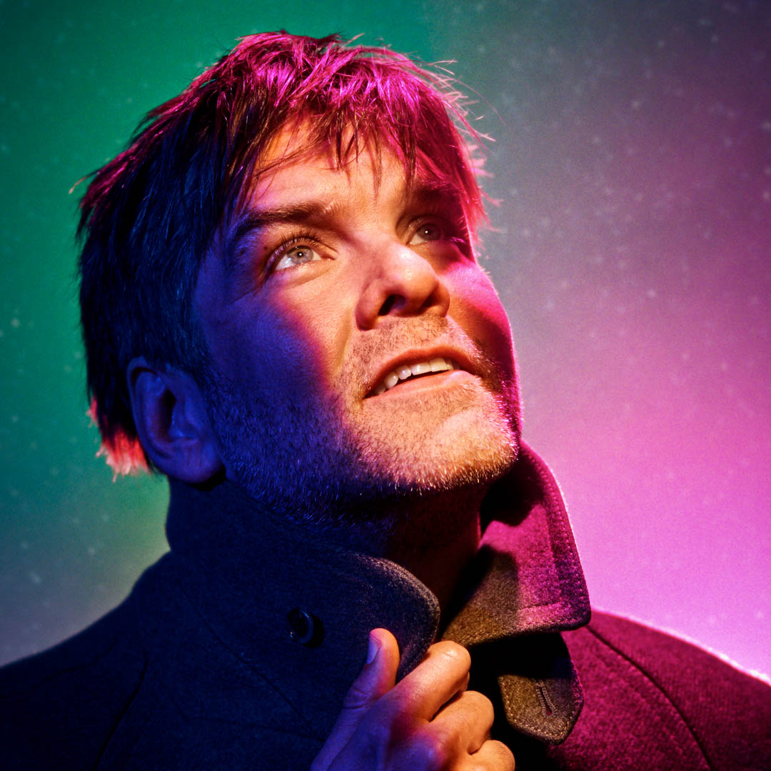 Steyn de Leeuwe in roze en paars licht in muziektheaterconcert Moonlight Motel.