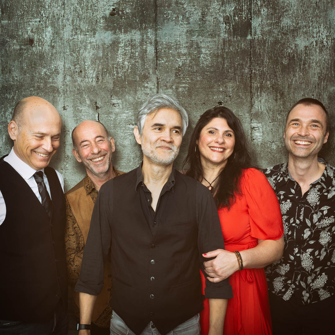 Vier muzikanten staan samen in The 70's Unplugged - Forever Young met warme uitstraling.