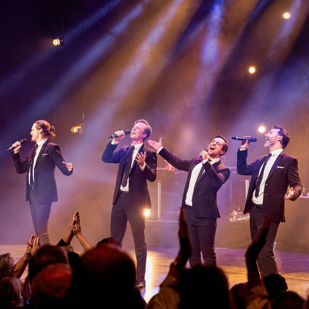 The Dutch Tenors zingen samen op podium onder warme spotlights met krachtige uitstraling.