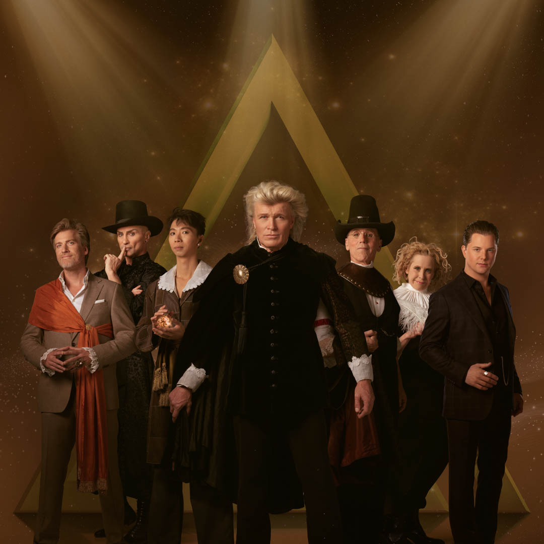 Cast van The Illusionists met Hans Klok in gouden licht voor illusionistenshow.