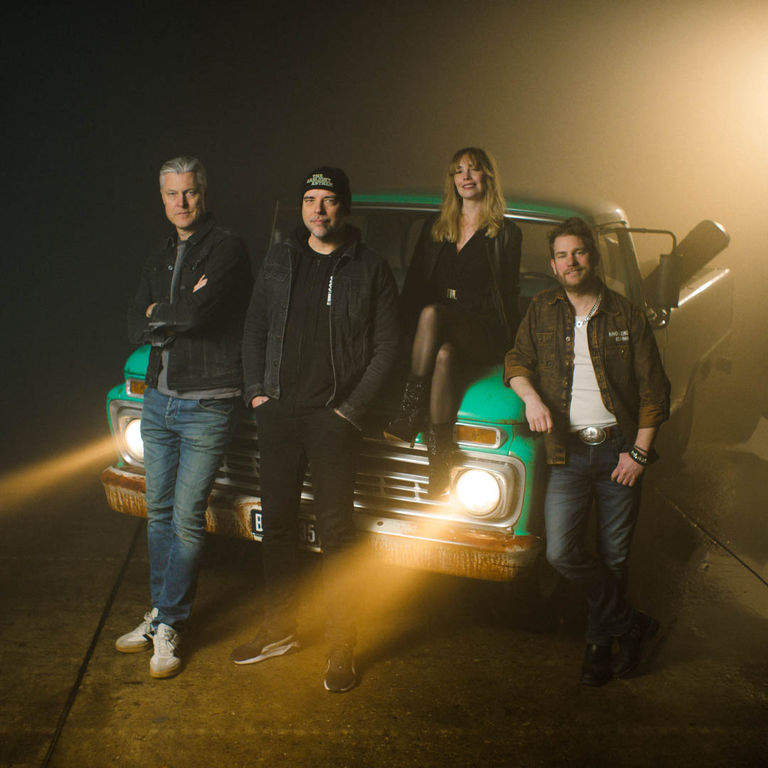 In Sounds of Springsteen staat de band stoer opgesteld voor verlichte auto.