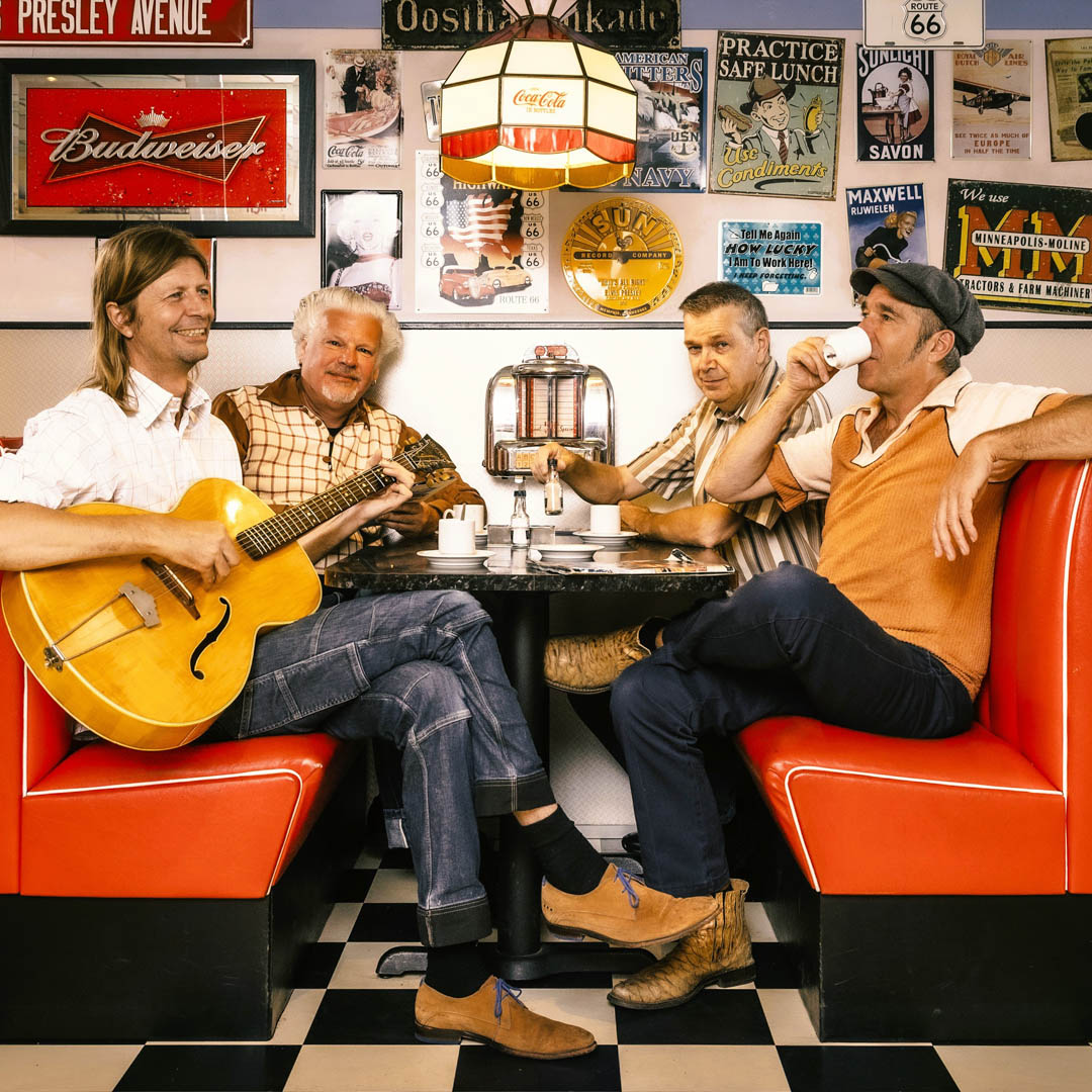 The Wieners spelen akoestische muziek in een retro diner met zwart-wit vloer.