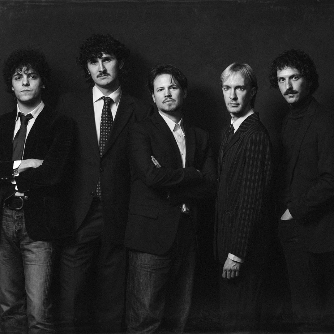 The Young Analogues in zwart-wit pak voor zwarte achtergrond in Best of the Beatles 62-65.