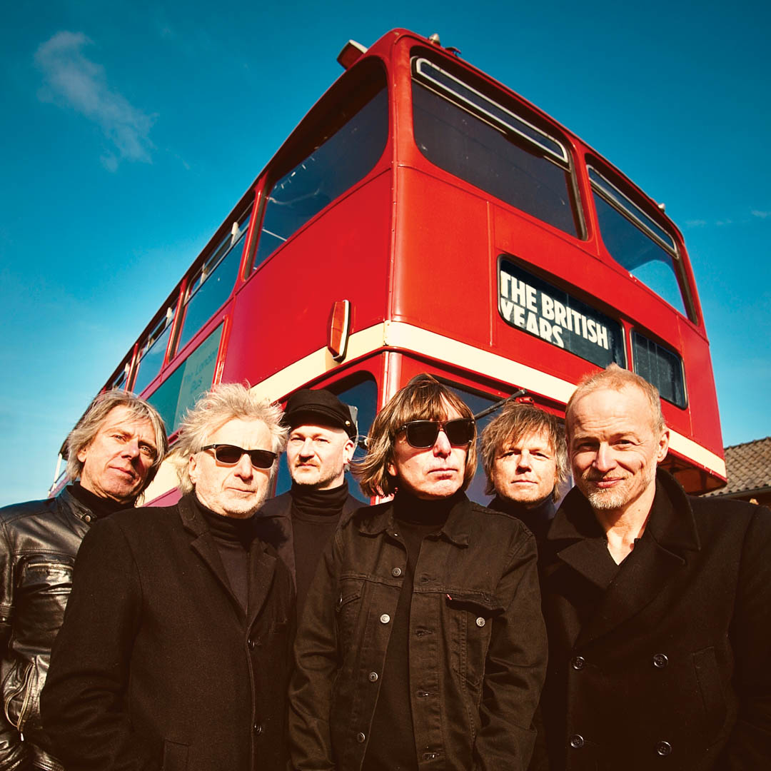 Timebox poseert voor een rode Londense dubbeldekker in The British Years.