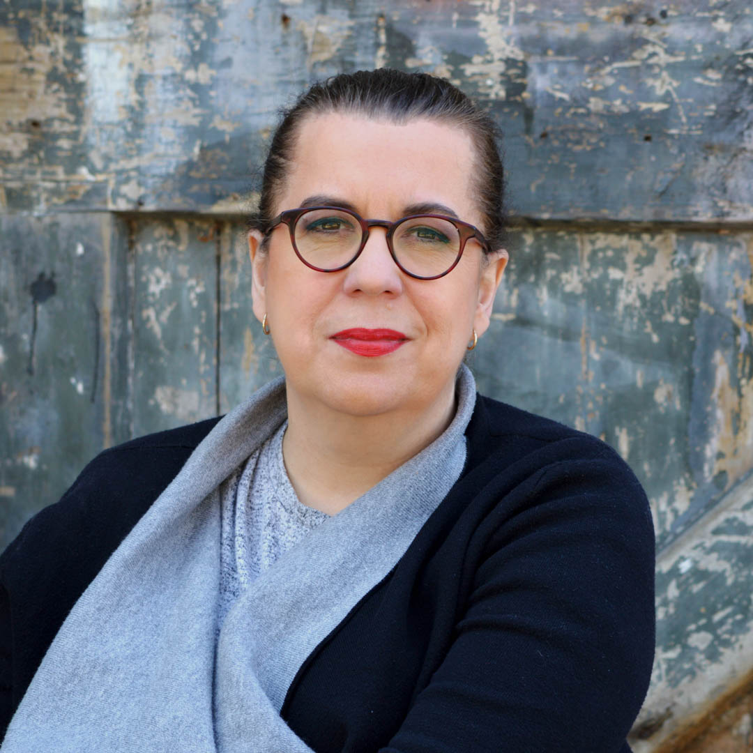 Vrouwelijke dirigent met bril en rode lipstick in portret voor opera Tosca.