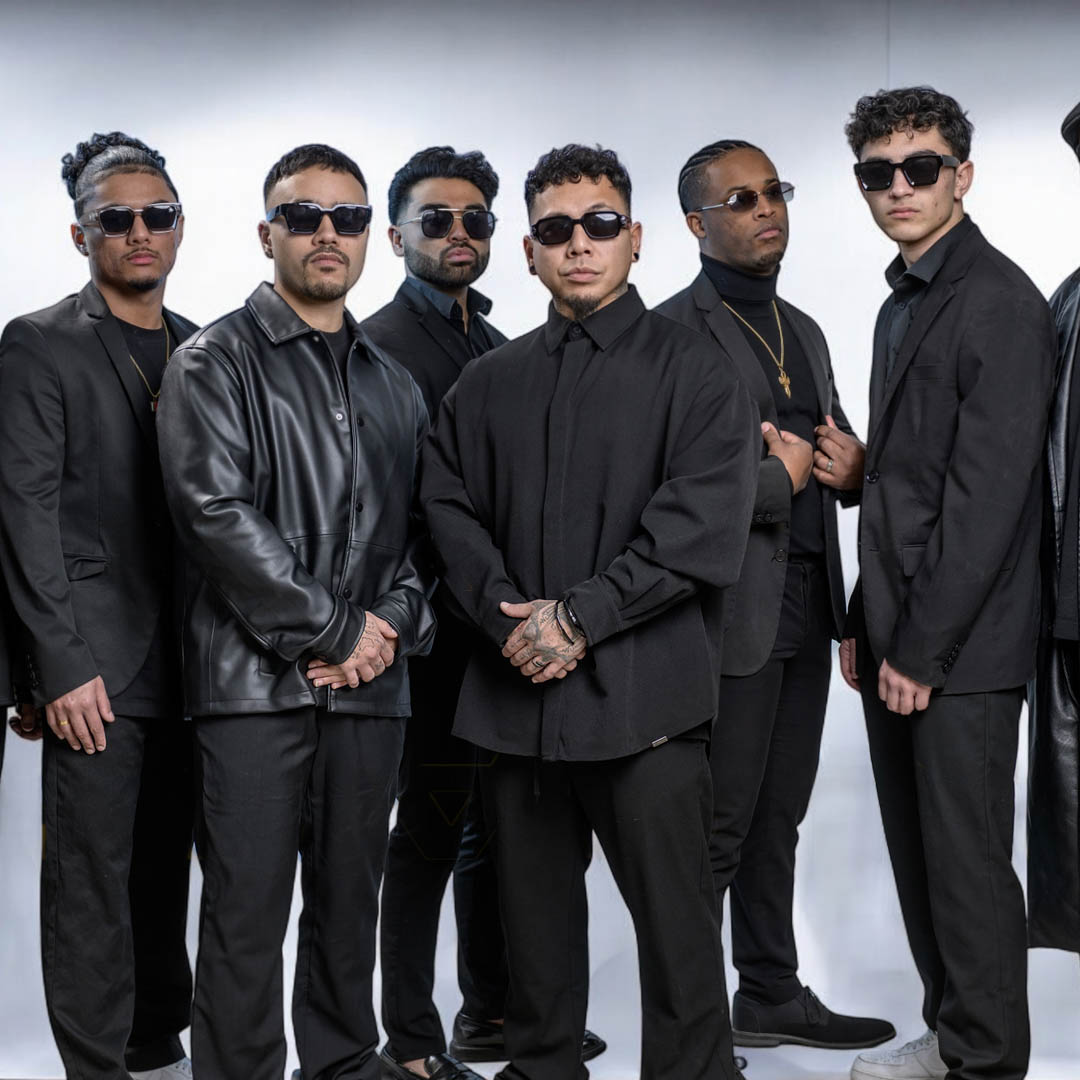 Bandleden van Treasure in zwarte outfits voor witte achtergrond in A Tribute to Bruno Mars.