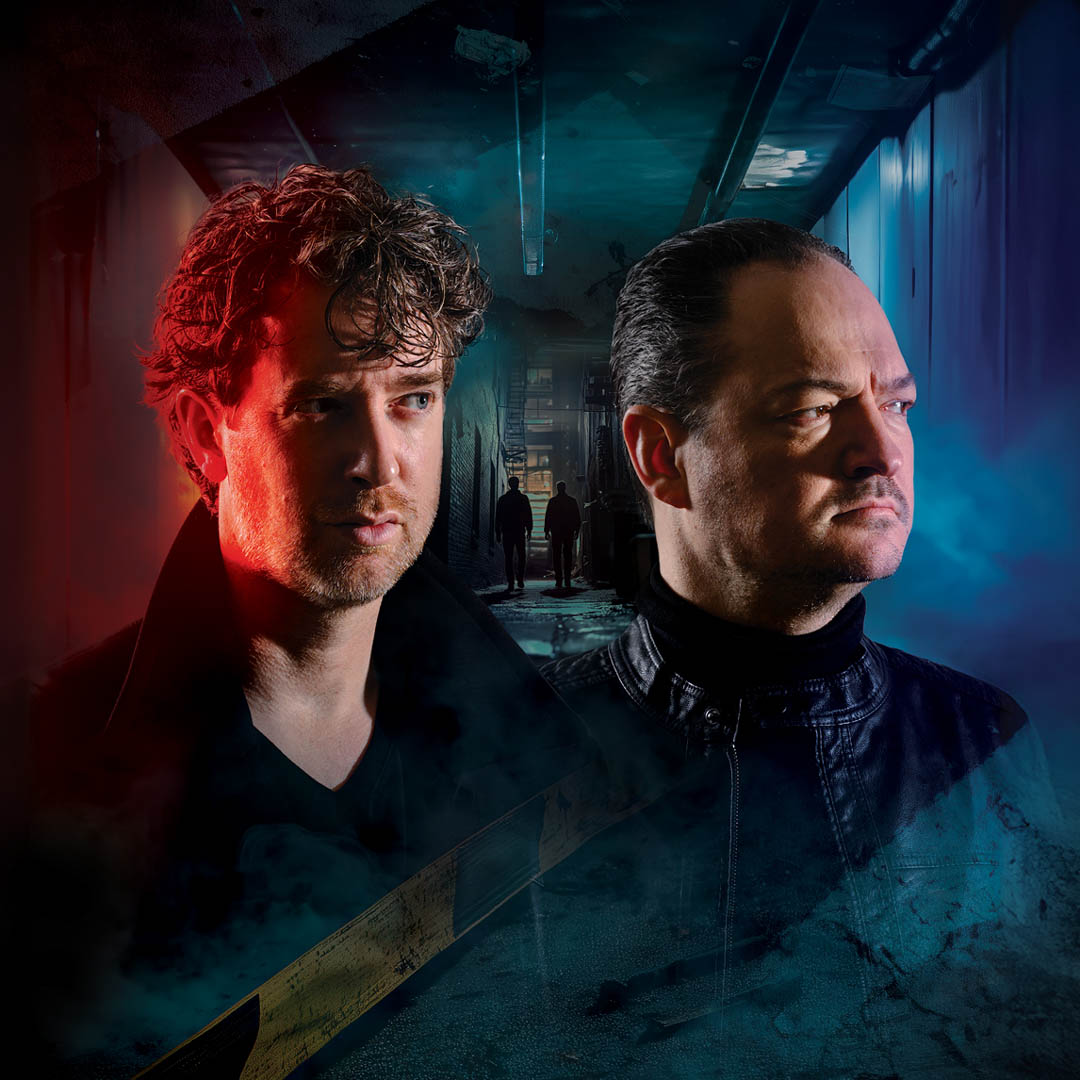 In Dinsdagmiddag staan Van der Laan & Woe samen in mysterieuze setting met rook en kleurlicht.