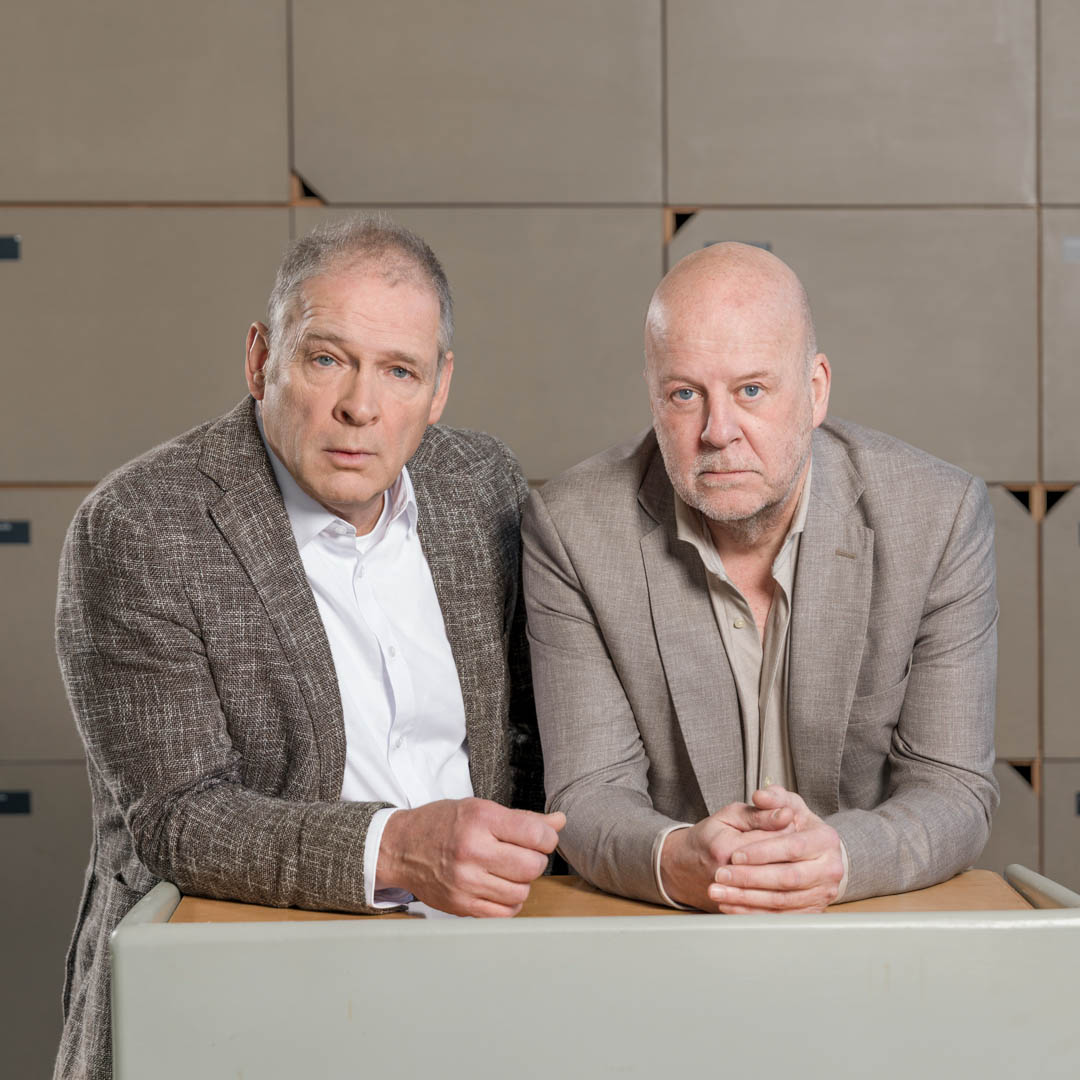 Van Vleuten en Van Muiswinkel zitten naast elkaar in Alles onder controle met serieuze blik.