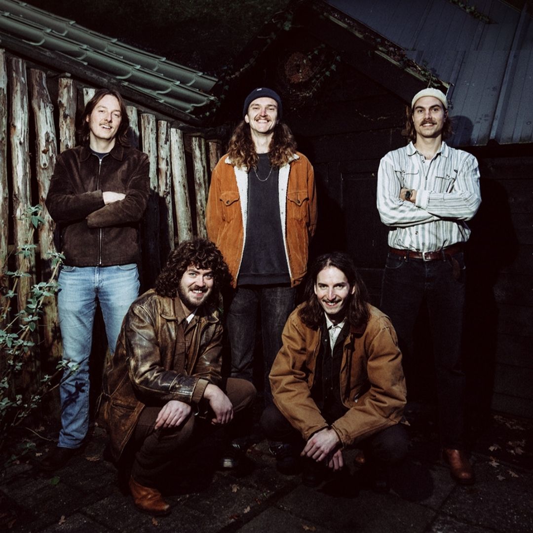 Grollo bluesband poseert bij een schuur in A Tribute to Cuby + Blizzards.