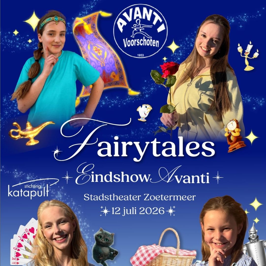 Vier dansende jongeren in sprookjeskostuums poseren voor de eindshow Fairytales van Avanti in Stadstheater Zoetermeer.