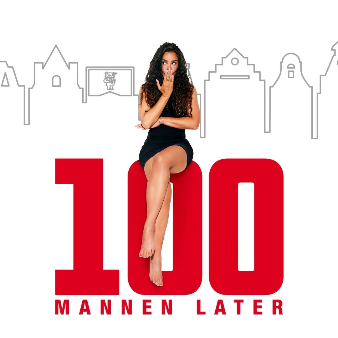 Fajah Lourens zit op een grote rode 100 met haar hand voor haar mond.
