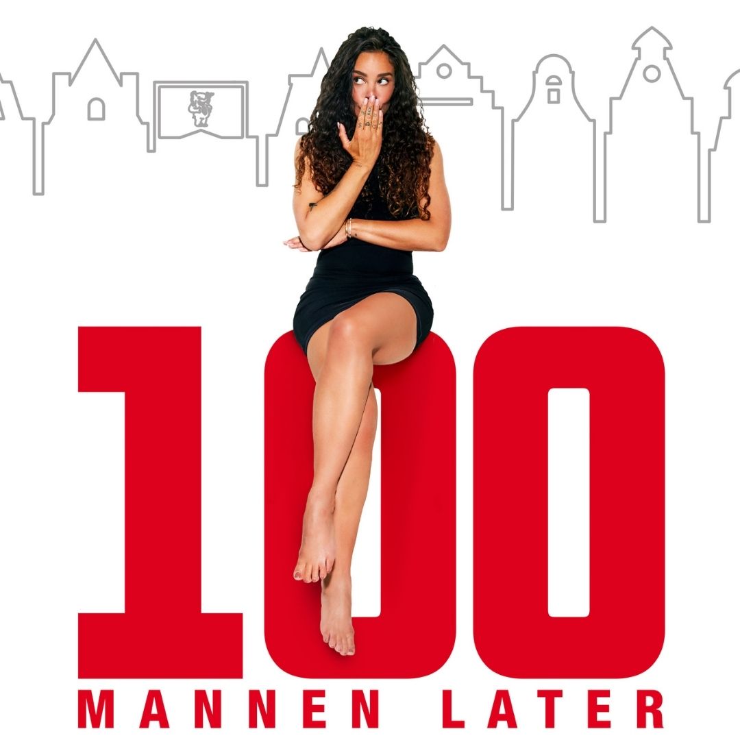 Fajah Lourens zit op een grote rode 100 met haar hand voor haar mond.