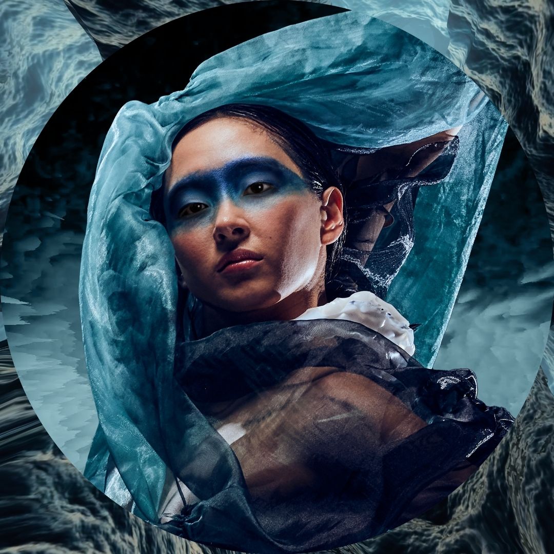 Danser met blauwe make-up in getextureerd portret voor Scapino Ballet La Mer.