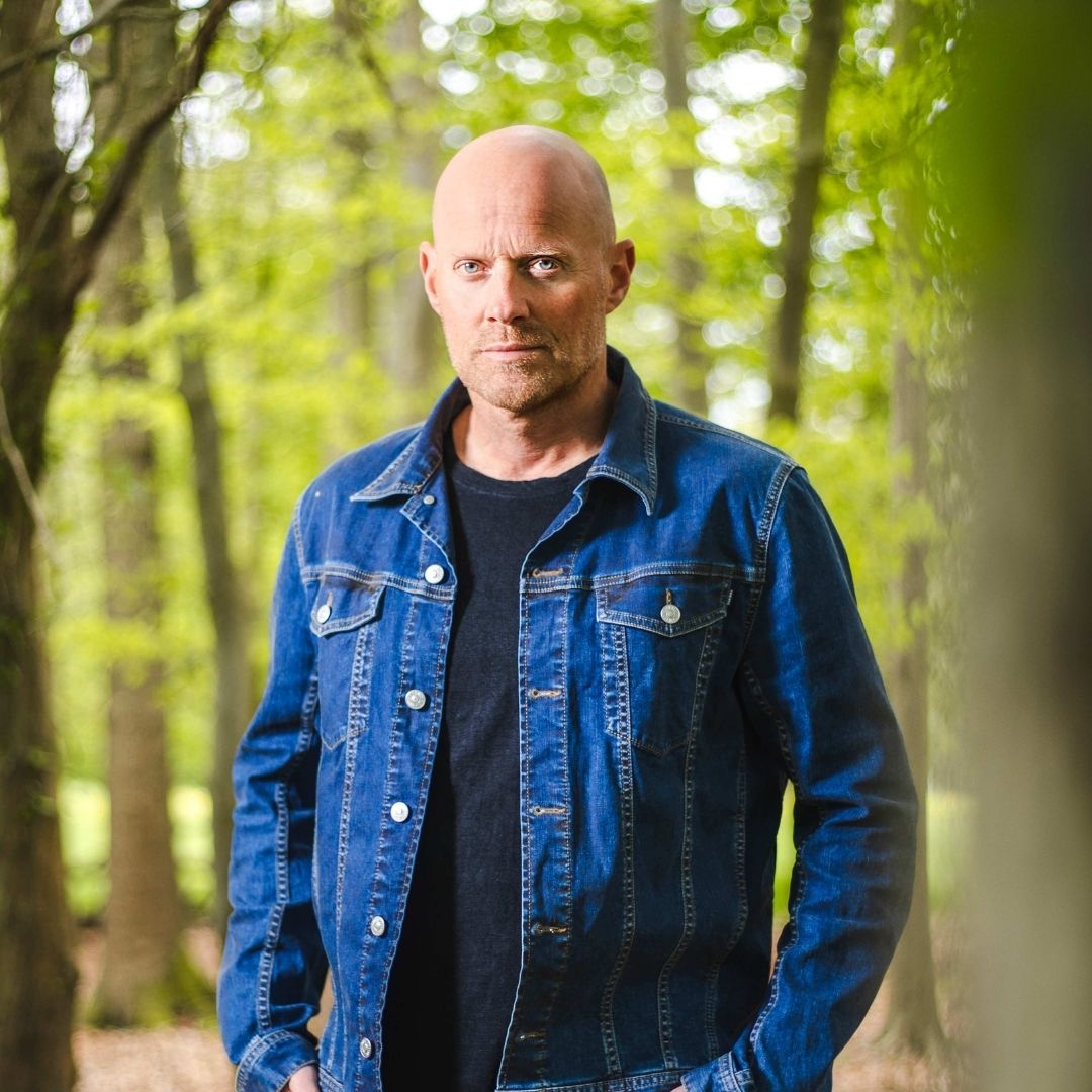 Erik Wegemans staat tussen bomen voor De Wegewijzer van A tot Z