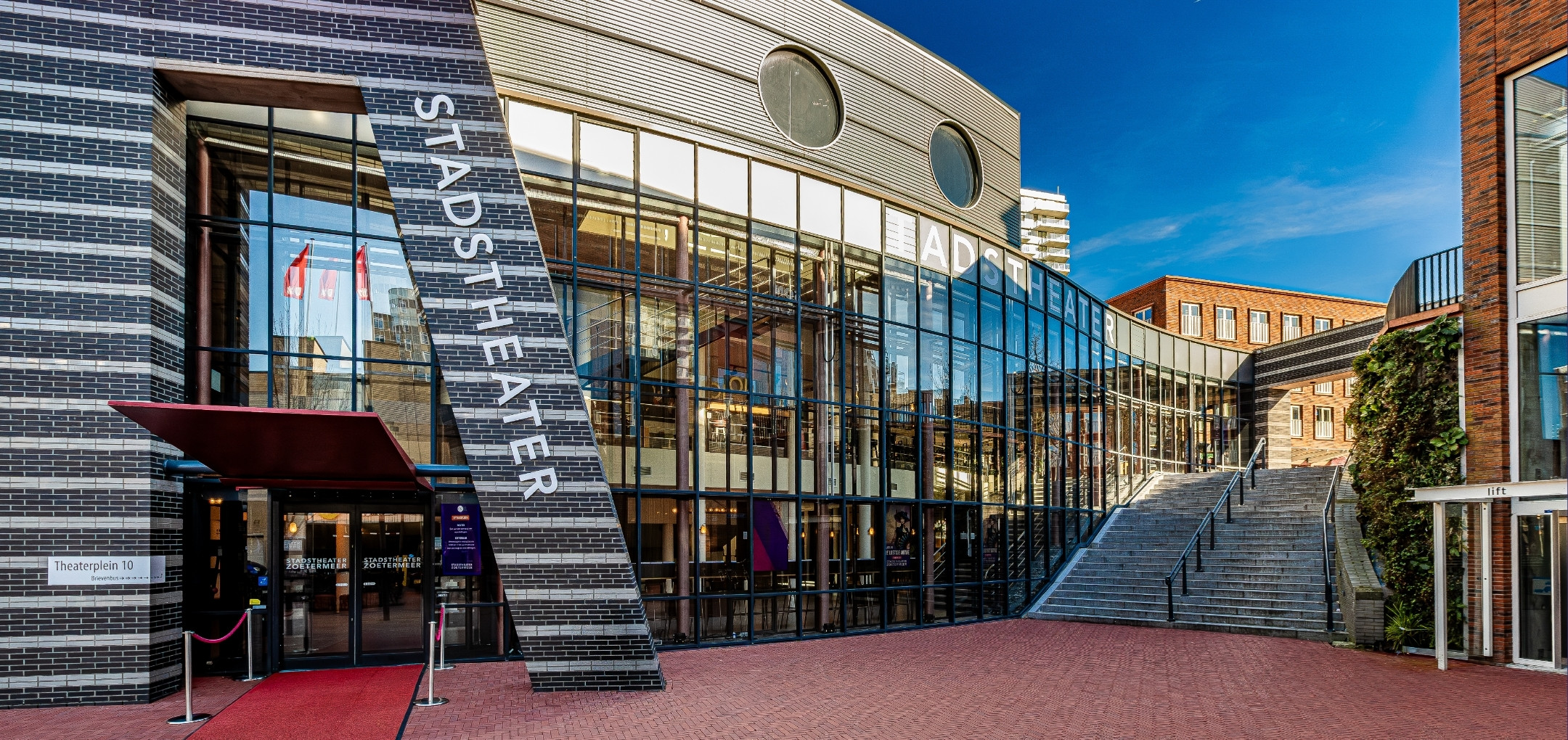 Buitenkant Stadstheater op een zonnige dag.
