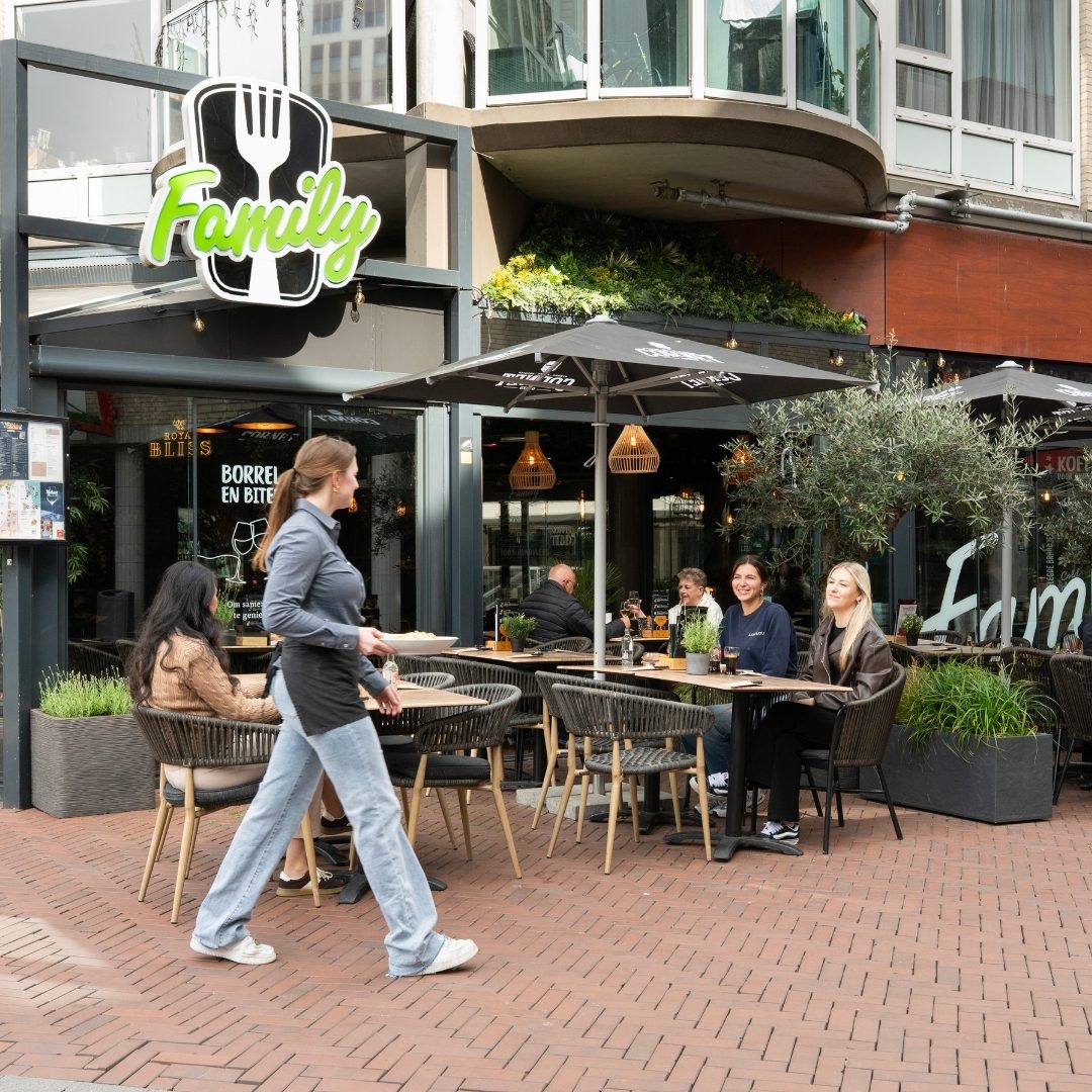 Foto van restaurant family waar een serveerster langsloopt
