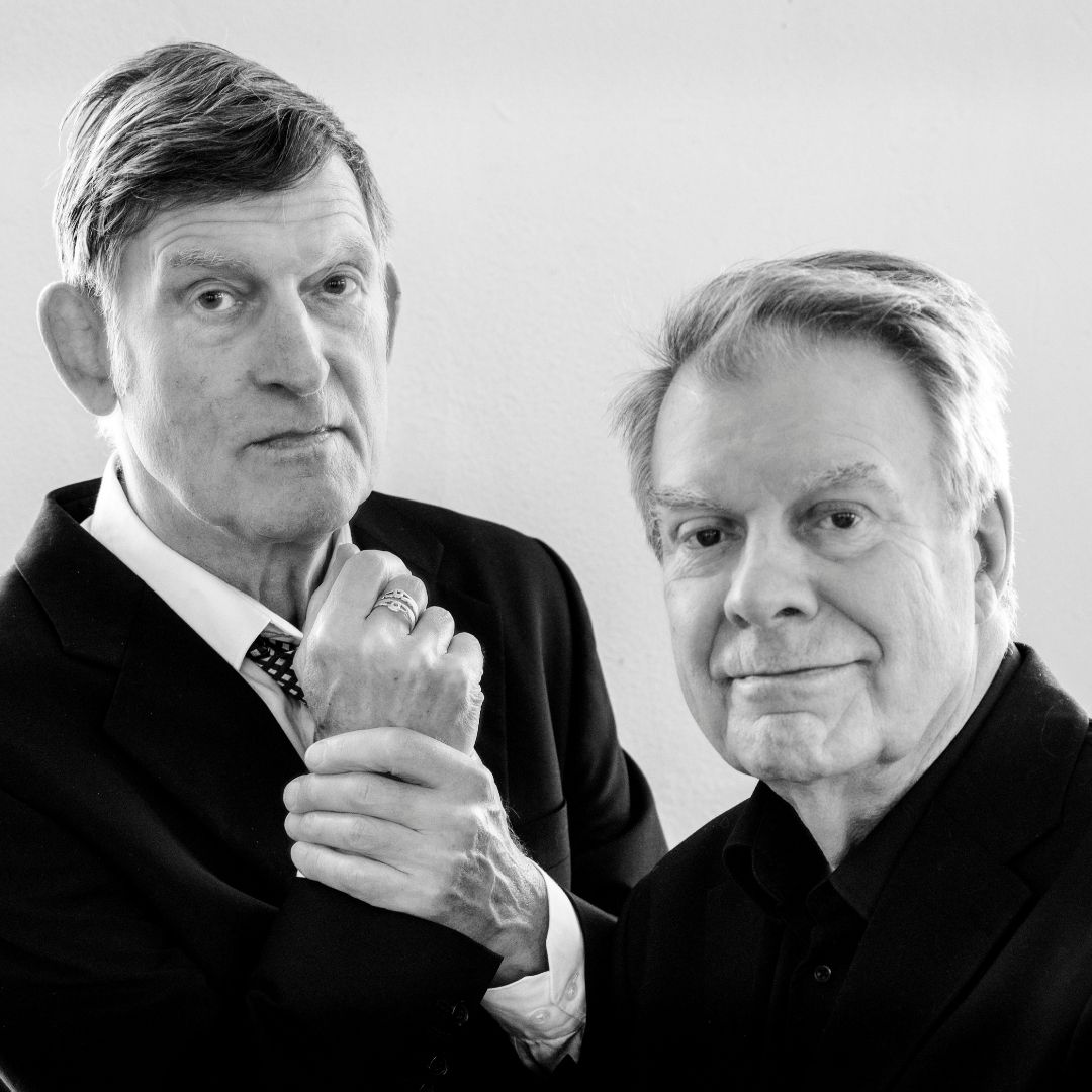 Huub van der Lubbe en Jan Robijns poseren in zwart-wit voor Neem het Licht