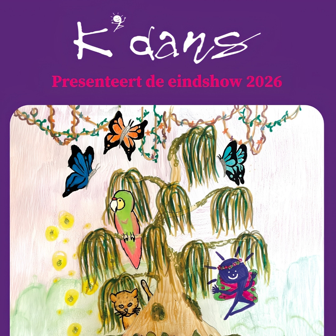 Getekende boom met vlinders, papegaai en fee siert de poster van K'dans eindshow Het Magische Woud 2026.