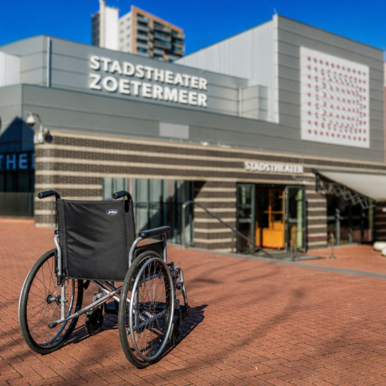 rolstoel met een vervaagd Stadstheater op de achtergrond