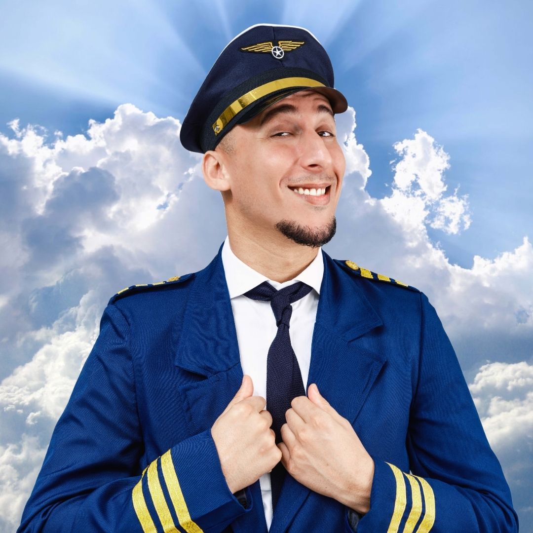 Jawad Es Soufi heeft een pilotenoutfit aan en glimlacht.